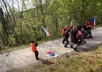 Snimka užasa! Gledatelji i redari naguravali se na cesti, par sekundi kasnije prošao je jureći automobil