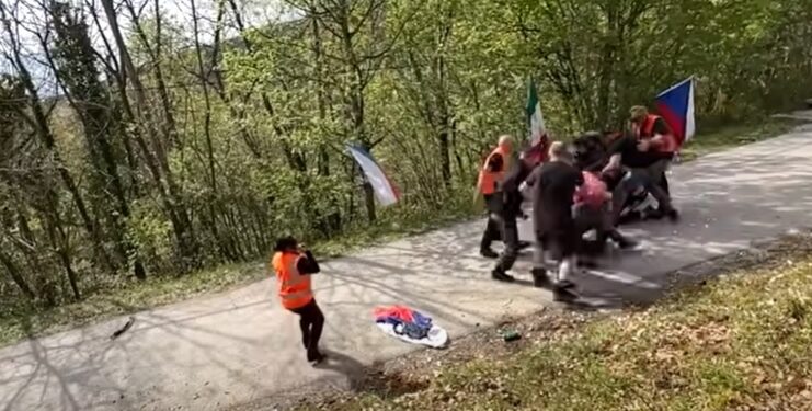 Snimka užasa! Gledatelji i redari naguravali se na cesti, par sekundi kasnije prošao je jureći automobil