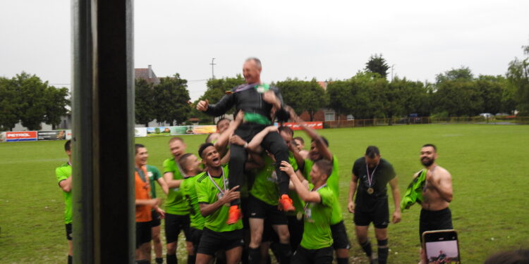 Lude fotke i video prilozi nam dolaze s Hajdukove proslave prvaka; sve završilo kupanjem u jutarnjim satima u fontani