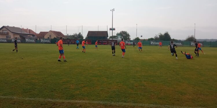 [FOTO] Juniori Mladosti iz Ždralova promašivali, a mladi Varaždinci to brutalno kaznili