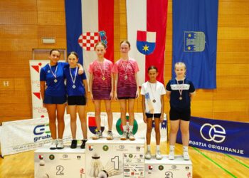 Iva Aušperger i Nika Sabolović (lijevo)