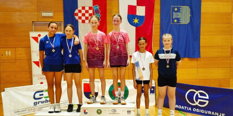 Iva Aušperger i Nika Sabolović (lijevo)