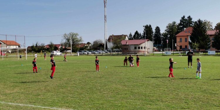 Pogledajte golove predpočetnika Lukasa; mali nogometaš Mladosti iz Ždralova izvodi slobodnjake – sjajno!