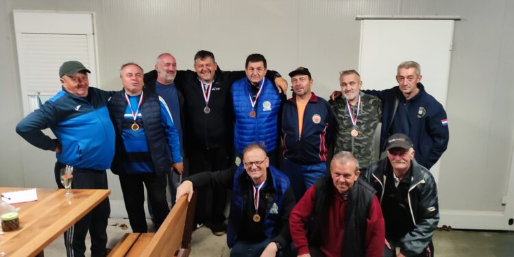 [FOTO] Boćare OTKOS 10 nisu mogli zaustaviti ni loši vremenski uvjeti, održan je turnir Hrvatskih branitelja