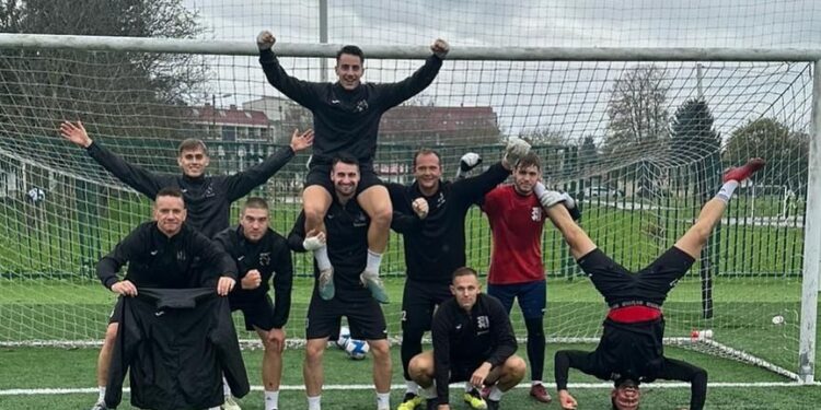 Veselo u klubu s Brda, atmosfera je za čistu ‘desetku’; jahač, gimnastičar, toreador…