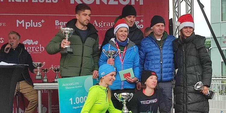 Antonio Pavliš iz AK Borik prošao kroz cilj kao prvi na utrci Zagreb Advent Run