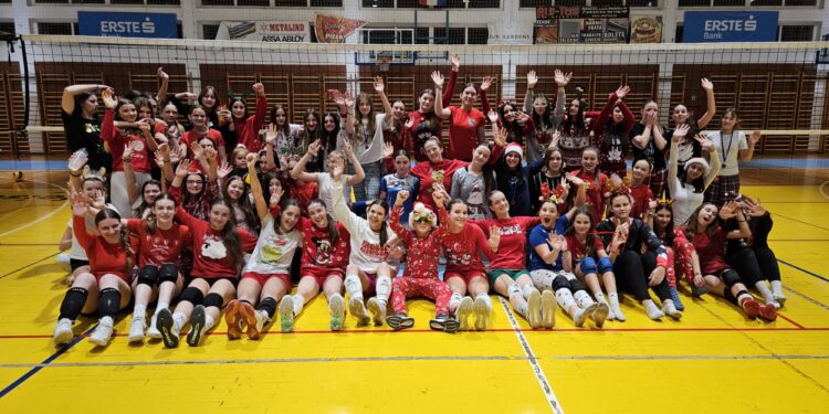 [FOTO] Zadnji trening odbojkašica ŽOK Bjelovar u 2023. u duhu Božića – poseban dress code, poklončići, pjesme…