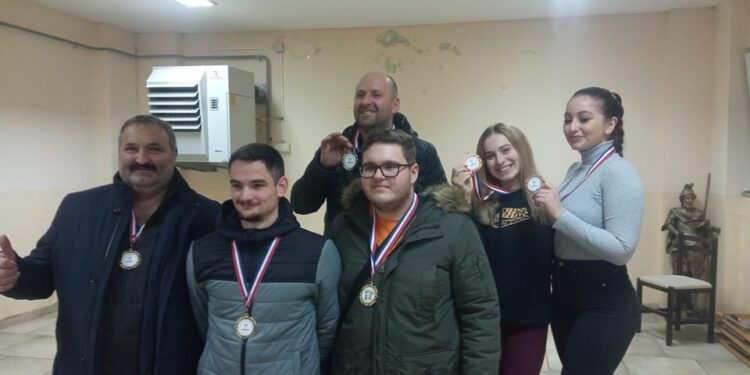 U Ćurlovcu uživaju u beli, padaju rekordi, a Laura i Ana oduševile trećim mjesto i svojim potezom prema klubu