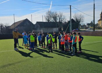 Dinamova škola nogometa održala prvi trening na otvorenom, a nakon njega iznenađenje za male nogometaše