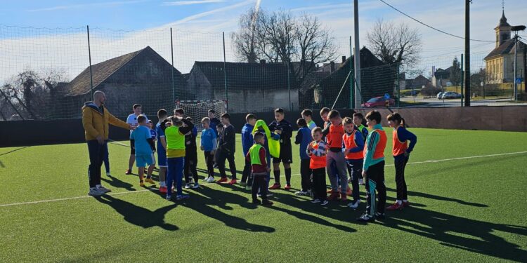 Dinamova škola nogometa održala prvi trening na otvorenom, a nakon njega iznenađenje za male nogometaše