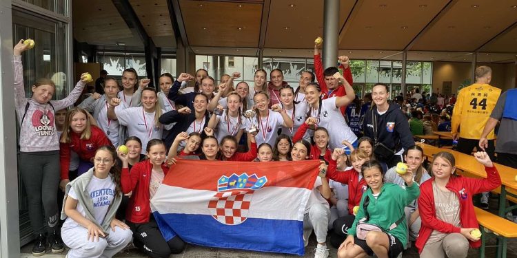 Mlade rukometašice Bjelovara na turniru u Italiji, a najboljom golmanica proglašena Ana Kristić