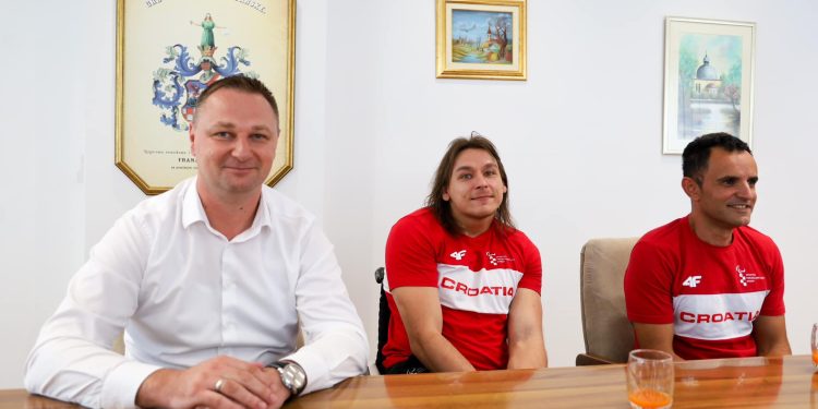 Župan Marko Marušić i gradonačelnik Zlatko Mađeruh poželjeli sreću trofejnom paraolimpijcu Deniju!