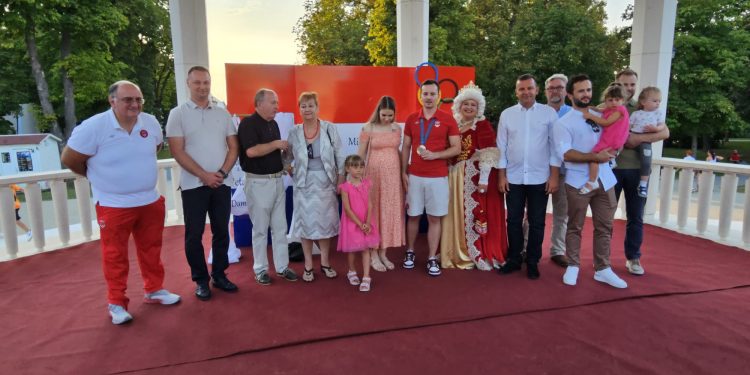 Miran Maričić dobio dva dočeka, prvo od HOO-a, a zatim mu se poklonio njegov Bjelovar!