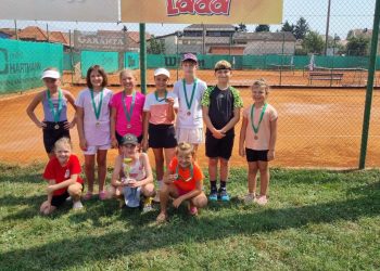 U Teniskom klubu Feniks navikli su na sve vremenske uvjete; u Koprivnici ih je bilo točno deset!