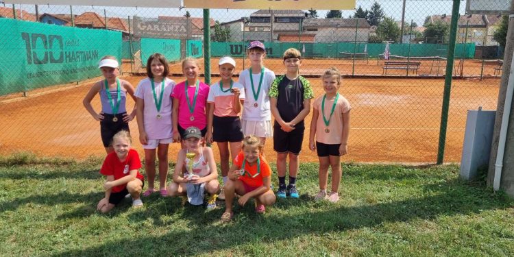 U Teniskom klubu Feniks navikli su na sve vremenske uvjete; u Koprivnici ih je bilo točno deset!