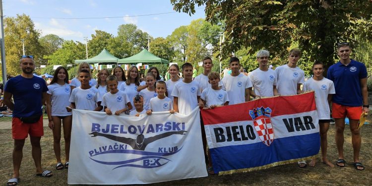 Bjelovarski plivački klub osvojio je tri medalje u Mađarskoj, a Mia Puc je bila zlatna i srebrna!