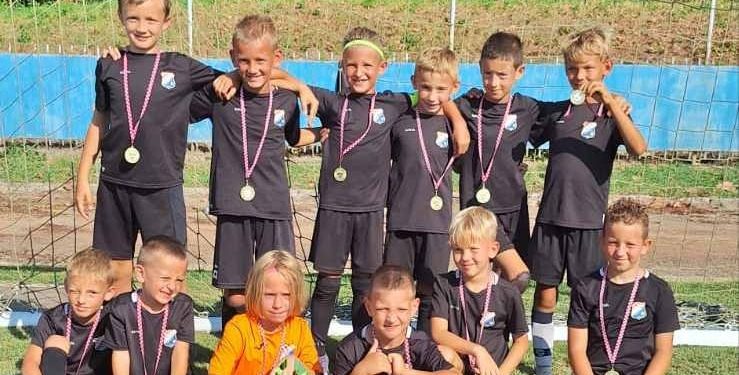 Nogometaši Garića (U-9) podigli pobjednički trofej na Metalac kupu u Sisku, u finalu je to bila nogometna rapsodija