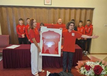 Vjenčanje kakvo ne pamtimo! Dvije srodne duše koje su lude za Mladosti iz Ždralova rekle su ‘DA’ pa zapjevale…