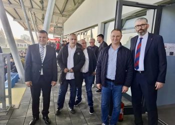Na tribini poznata lica iz županijskog nogometa, gradonačelnik, župan, ali i bivši Vatreni koji je ispisao povijest