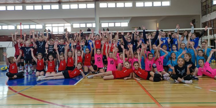 Božićni turnir mini i male odbojke u Čazmi: Uspjeli smo ponovno ispuniti dvoranu!