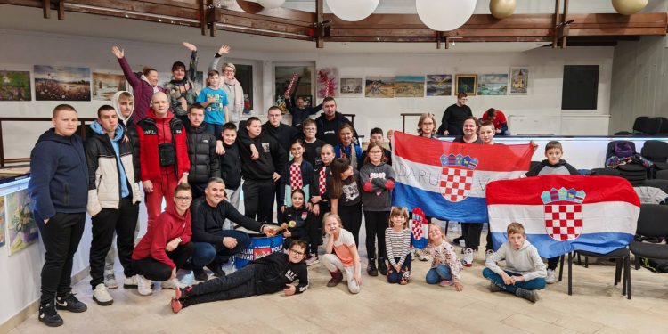Mladi daruvarski rukometaši i rukometašice organizirano gledali utakmicu Hrvatske